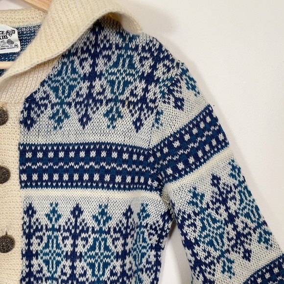 WHITE RAM | VINTAGE KNITTED VIRGIN  WOOL SNOWFLAKES SWEATER CARDIGAN - Picture 4 of 15